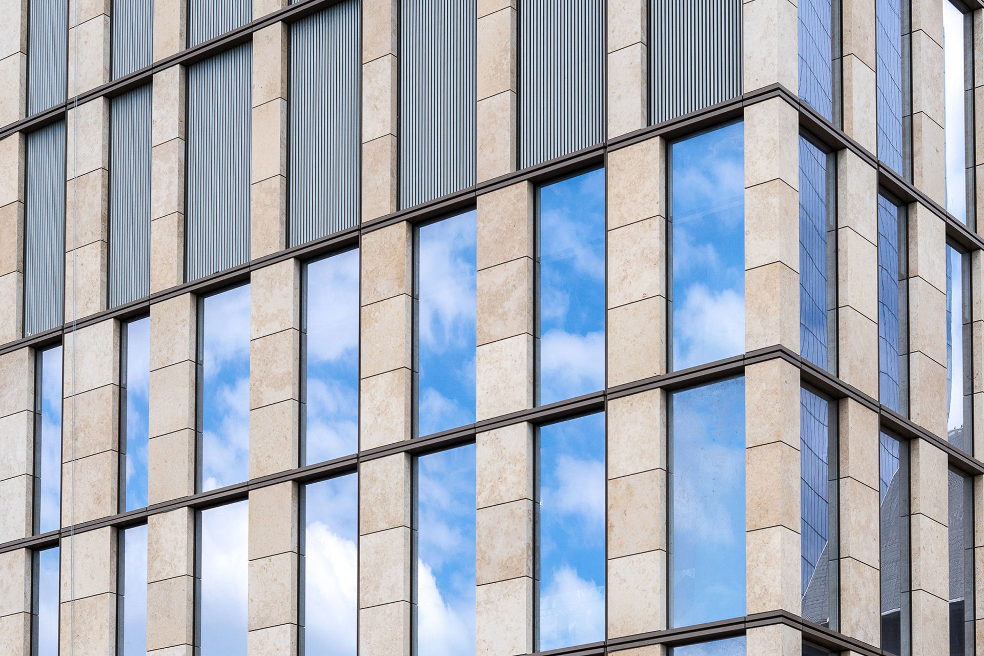 Detail des Wolkenkratzers »35 Hudson Yards« in Manhattan, für den Franken-Schotter Fassadenelemente aus Jura-Kalkstein gefertigt hat