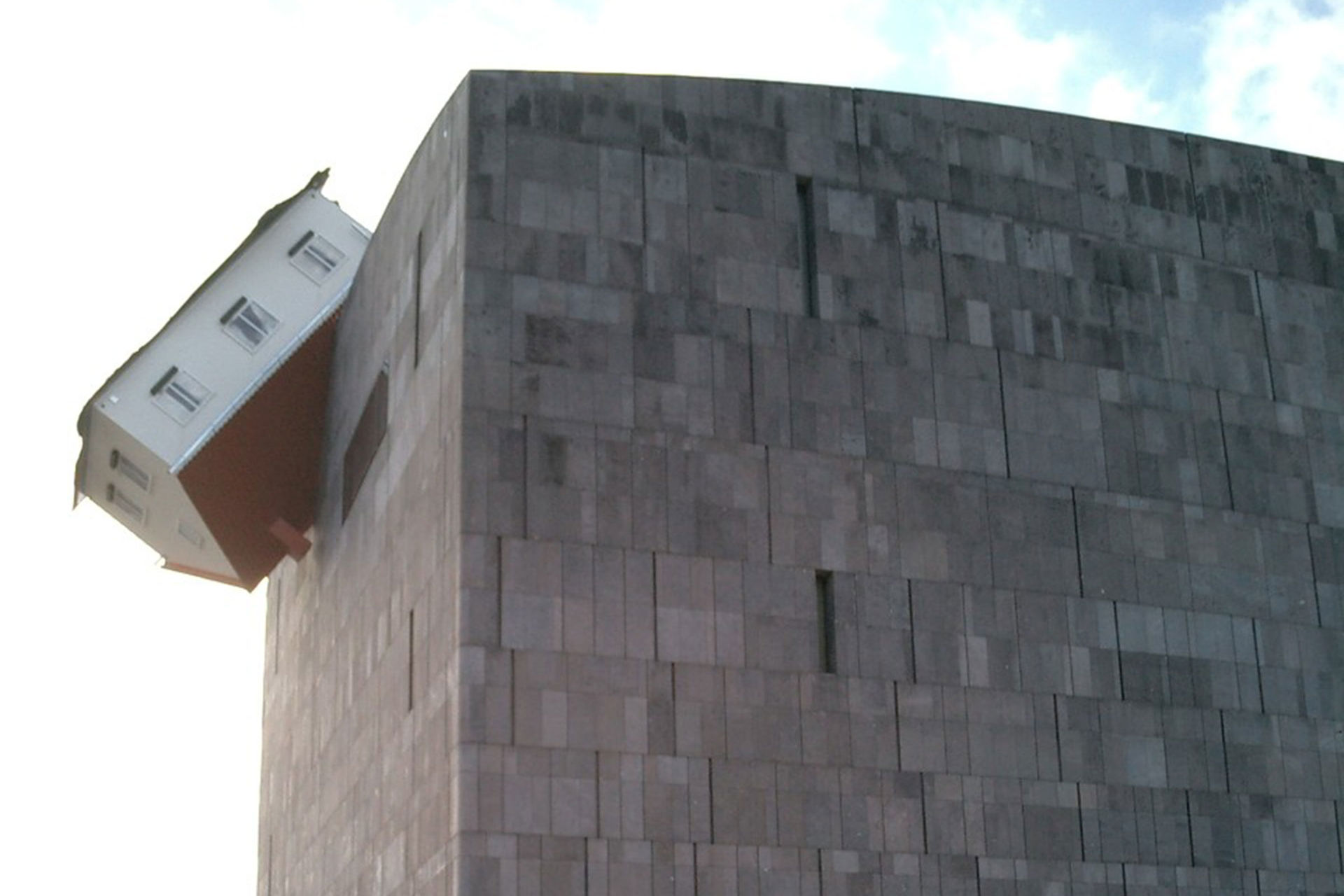 Basaltlava am Museum Moderner Kunst Stiftung Ludwig Wien