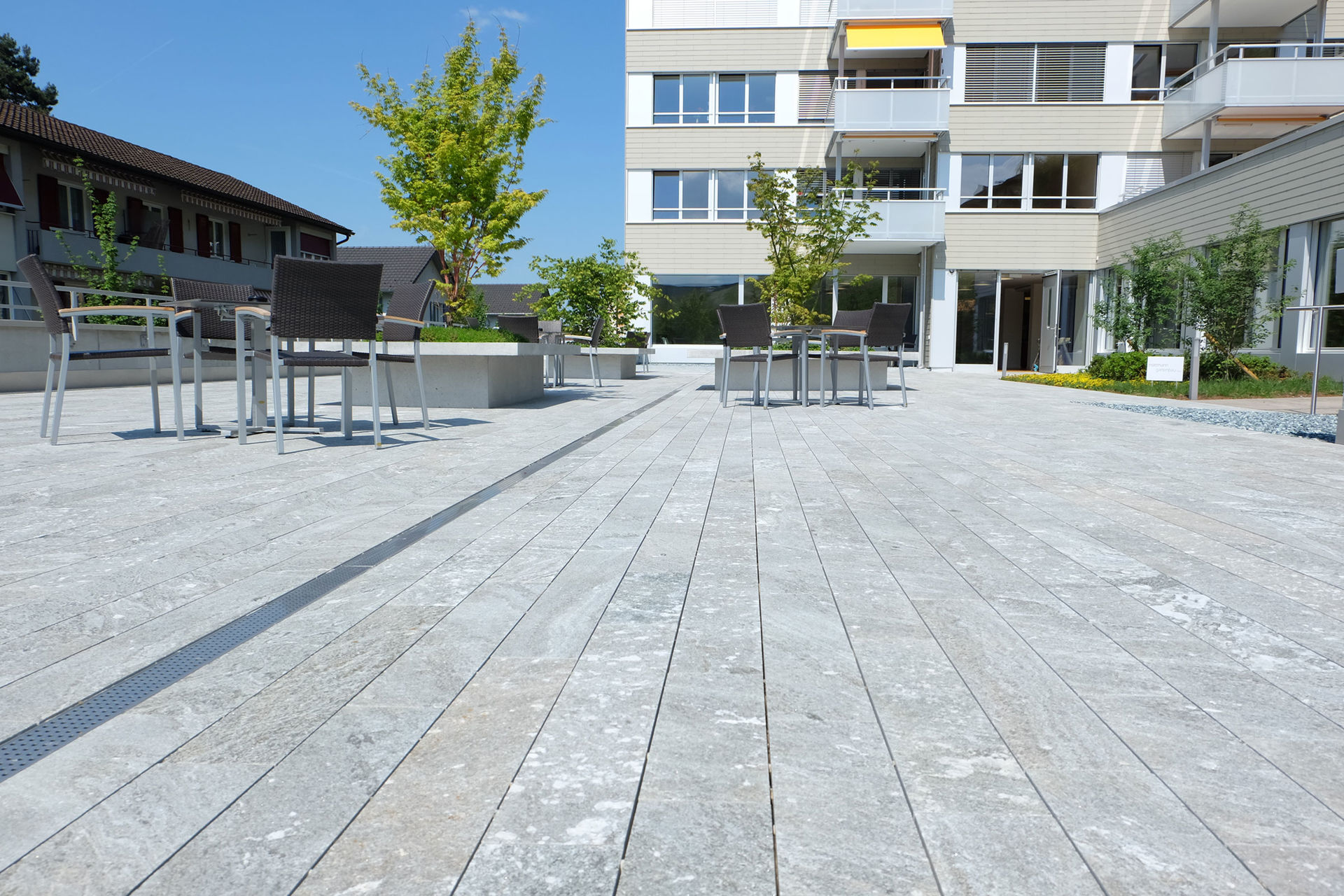 Boden mit Platten aus San Bernadino Silber in Ebikon (Schweiz)