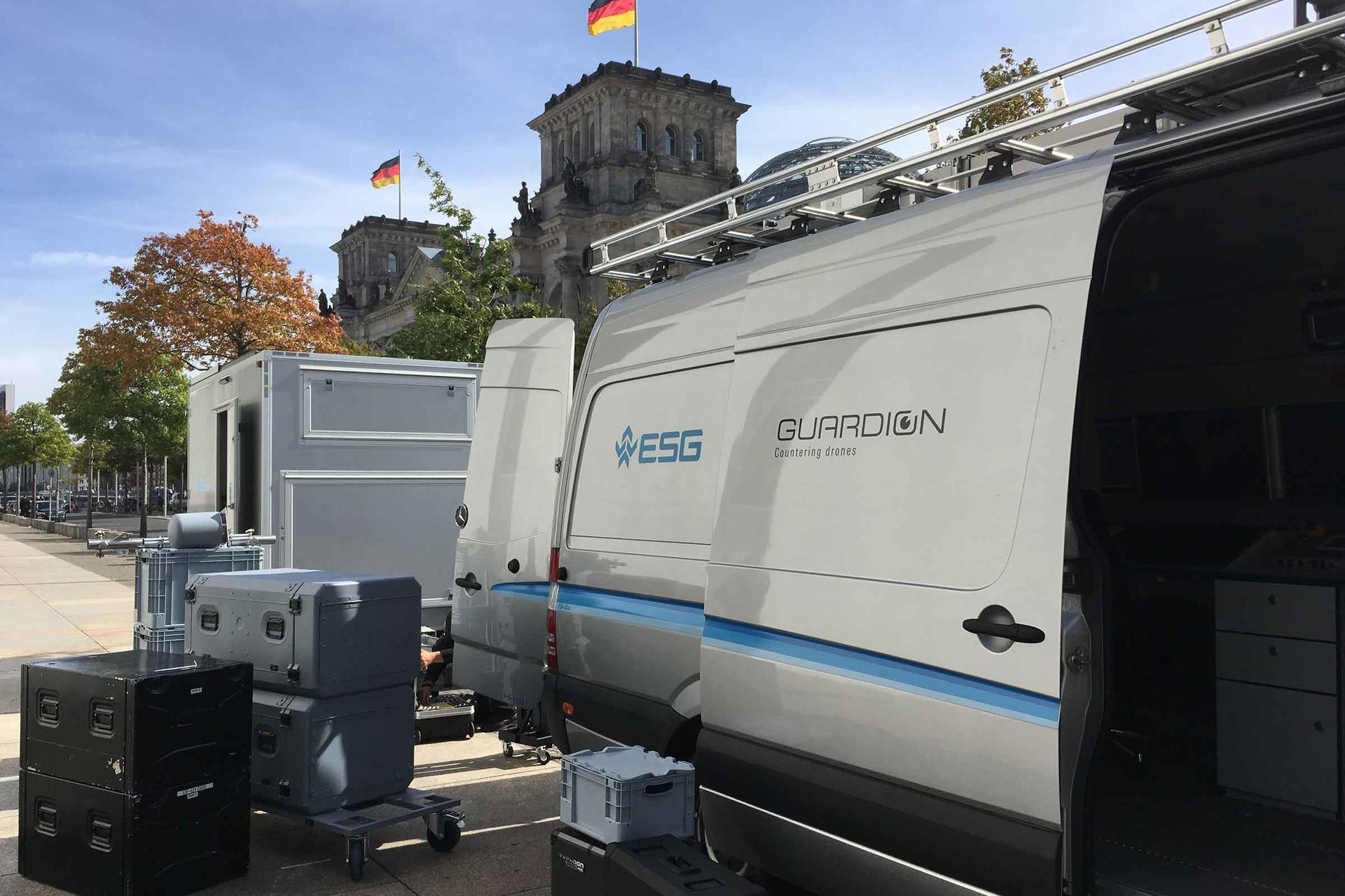 Systeme zur Luftraumüberwachung müssen mobil und stationär einsetzbar sein und sollten sowohl die Drohne als auch den Piloten erkennen.