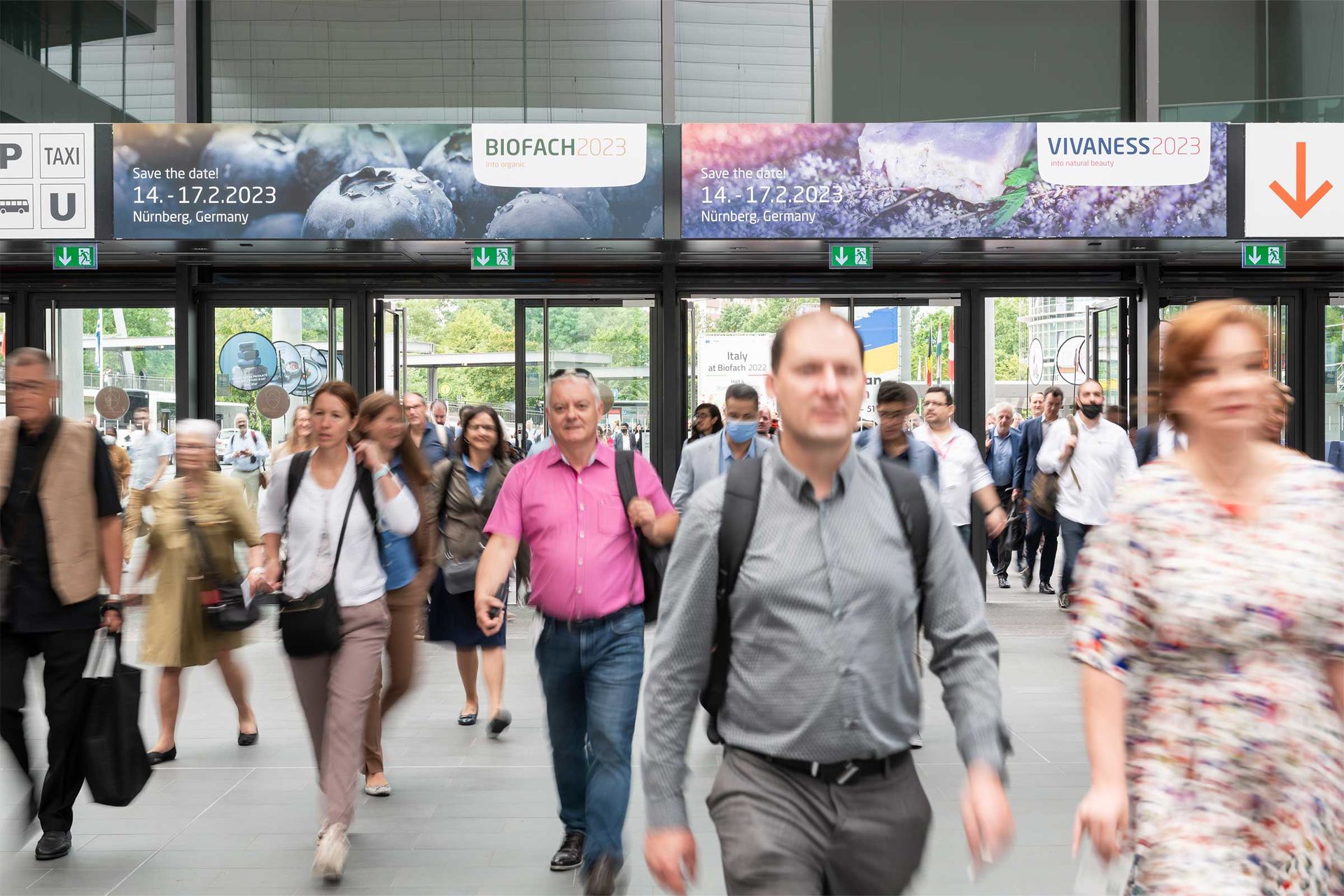 Menschen auf dem Weg zur BIOFACH und VIVANESS