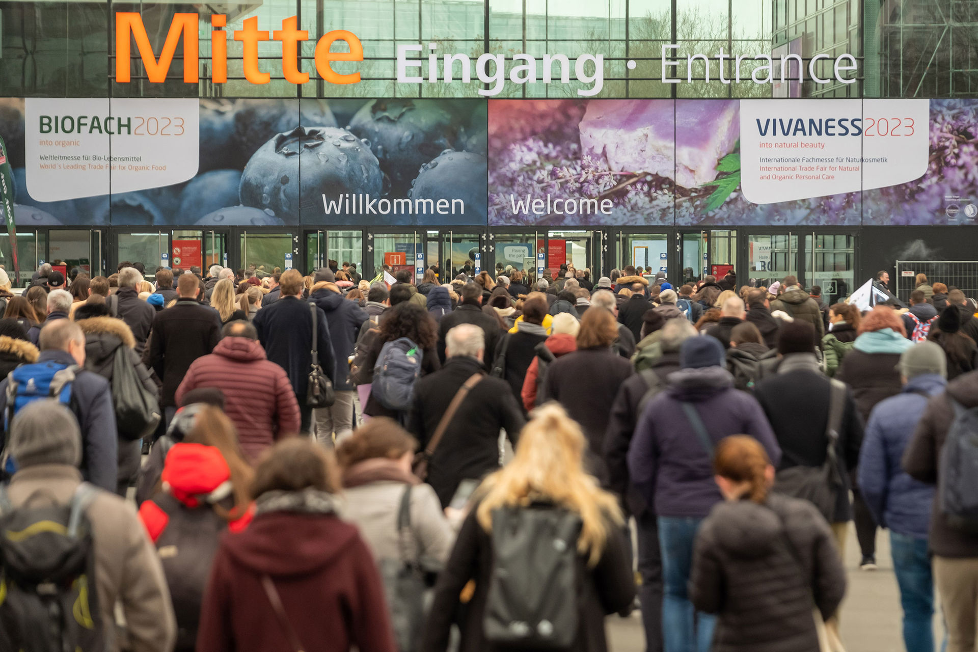 Menschen auf dem Weg zu BIOFACH und VIVANESS 2023