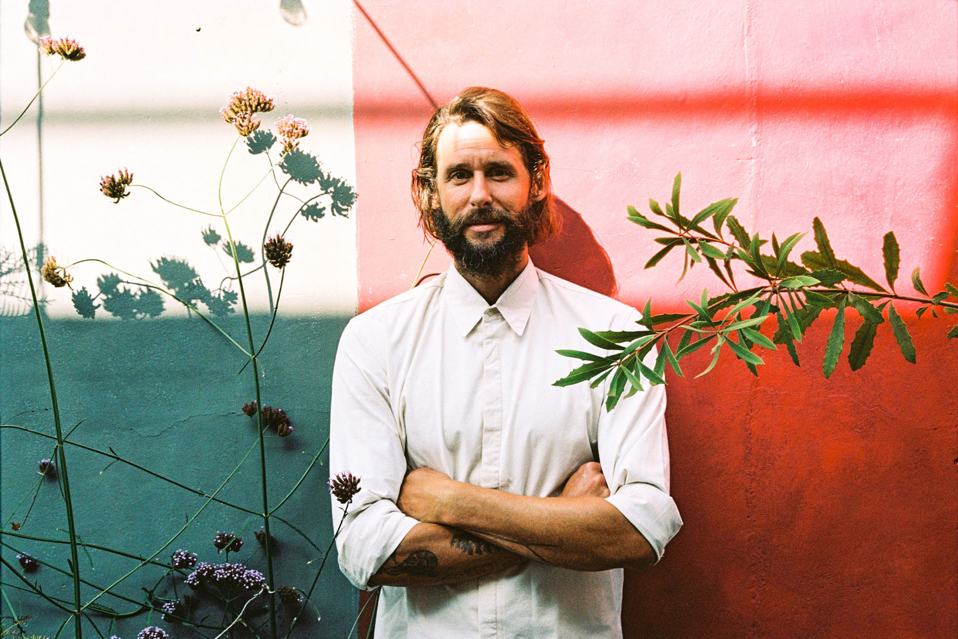 David Mayer de Rothschild und Pflanzen vor einer Wand
