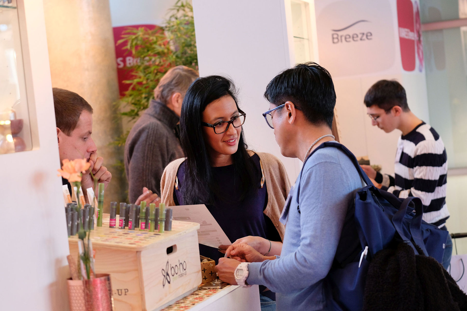 Zwei Frauen im Gespräch auf der Sonderschau Breeze zur VIVANESS 2017