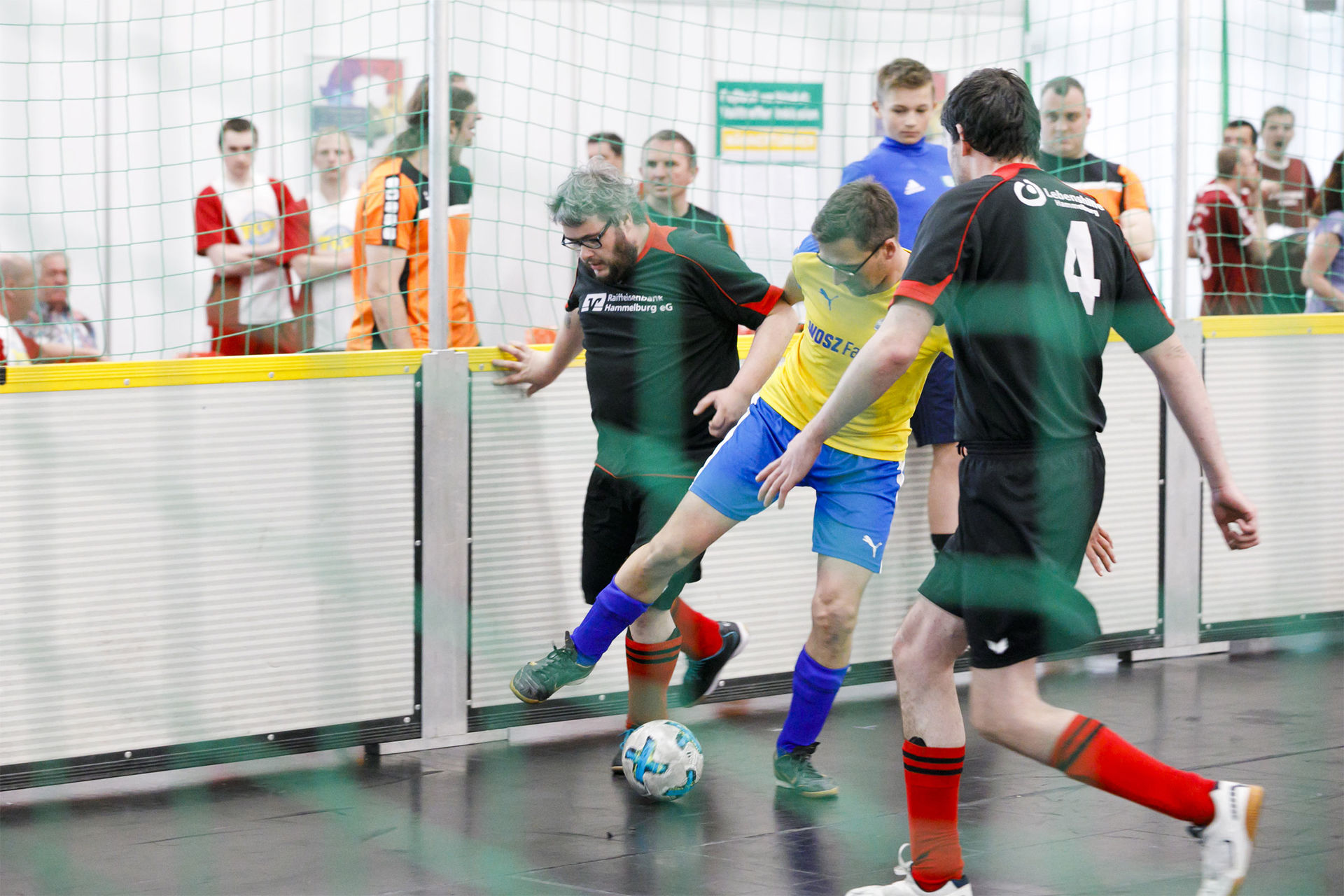 Werkstätten-Fußballmannschaften treten auf der Aktionsfläche „Fußball verbindet: Volltreffer Inklusion“ gegeneinander an