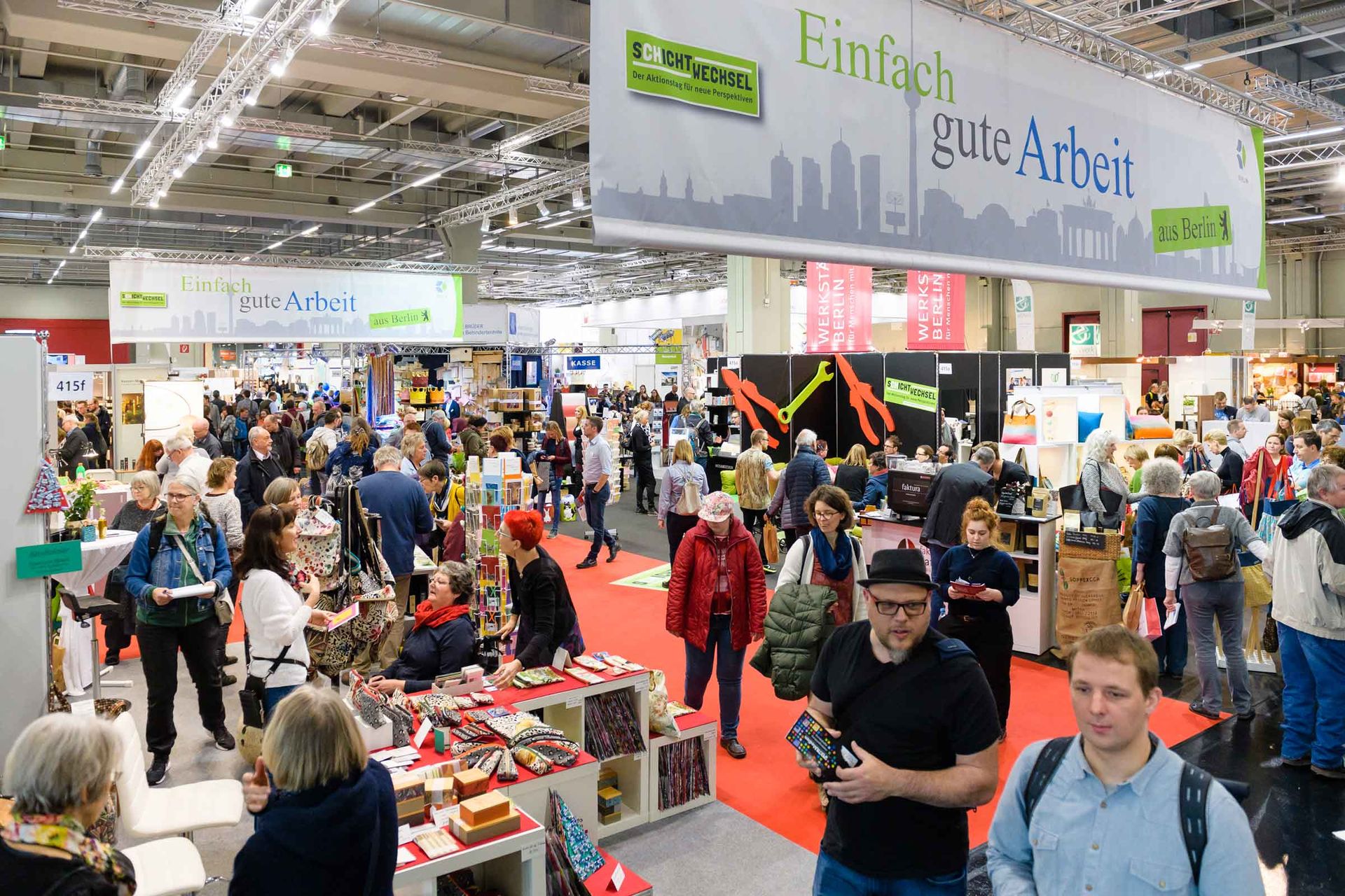 Besucher entdecken die Werkstätten:Messe und die Vielfalt der Produkte und Dienstleistungen an den Ständen.
