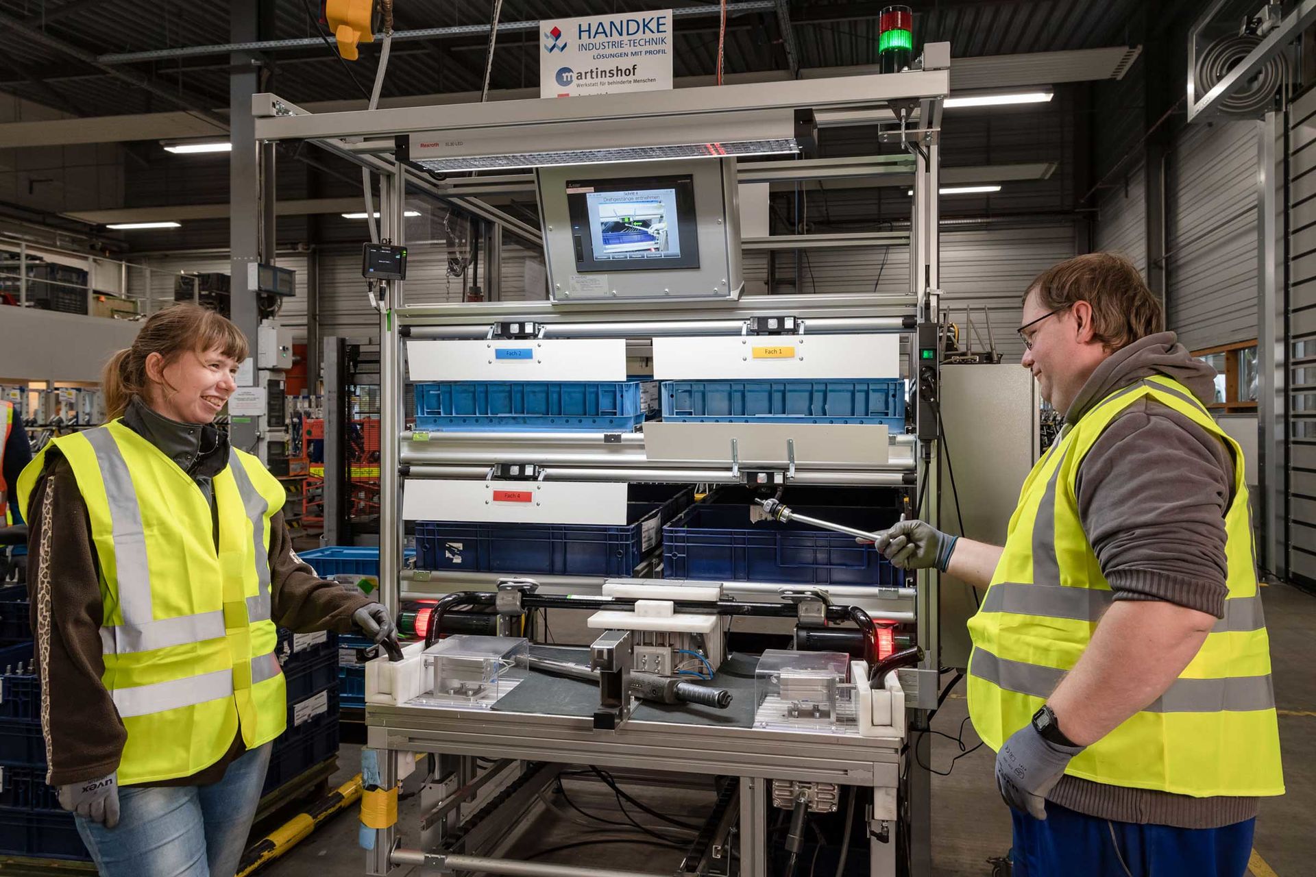 Innovation in der Werkstatt: Der Martinshof, eine Werkstatt für behinderte Menschen (WfbM) in Bremen nutzt einen inklusiven und fehlerfreien Handarbeitsplatz