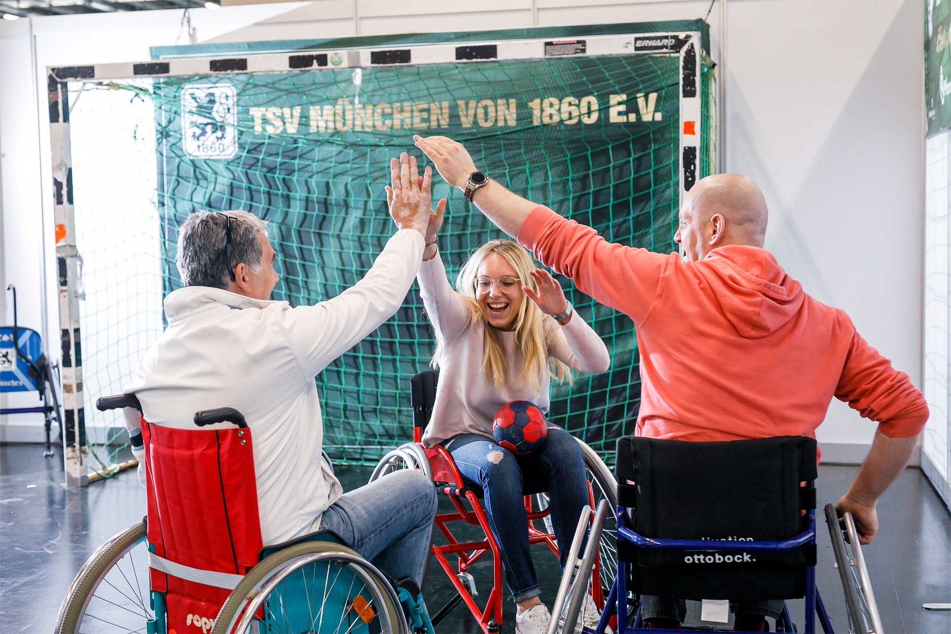 Das Bild zeigt drei Menschen, davon einer mit Behinderung im Gespräch auf der Werkstätten:Messe in Nürnberg.