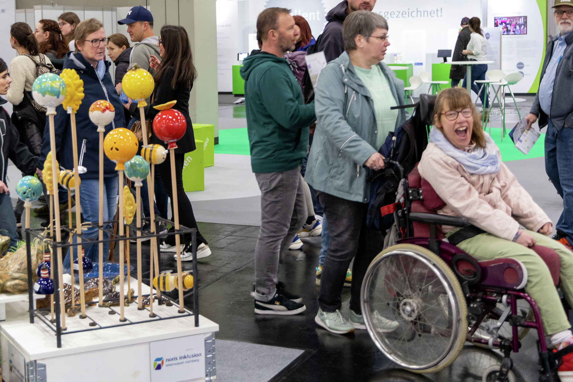 Besucher der Werkstätten:Messe entdecken das vielfältige Angebotsspektrum.