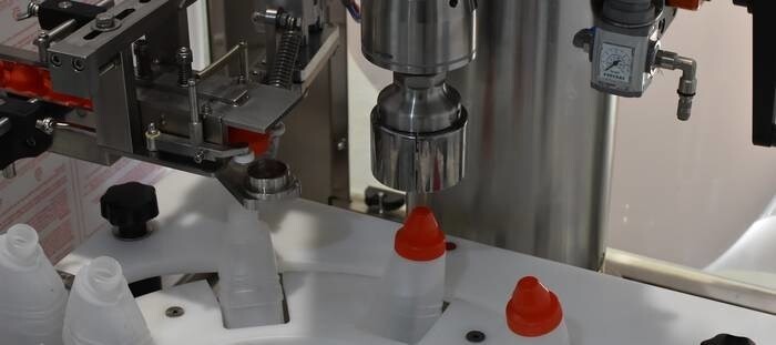 LOGO_Single head capping machine for duck bottles