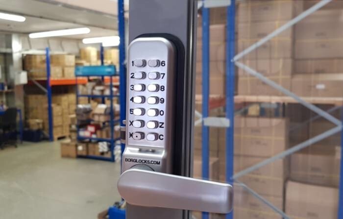 LOGO_BL2402 ECP – 28mm ali latch, free turning lever handle keypad, inside lever handle with optional holdback & ECP coding chamber