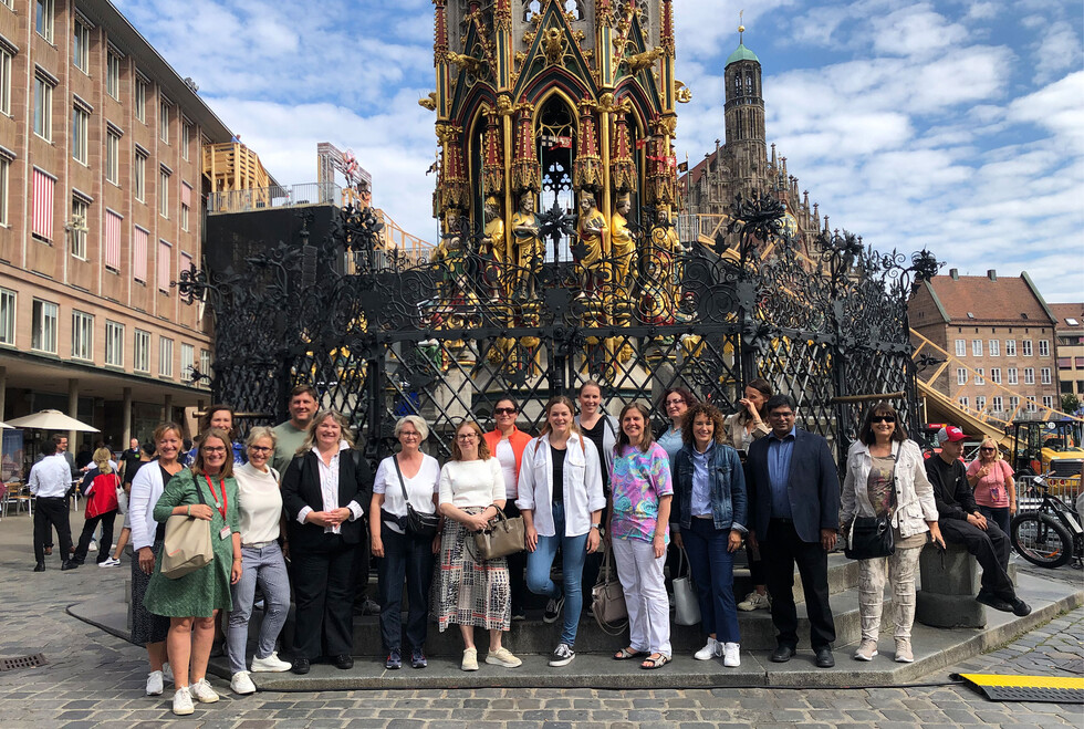 Schöner Brunnen in Nürnberg Gruppenfoto vor dem Schönen Brunnen in Nürnberg